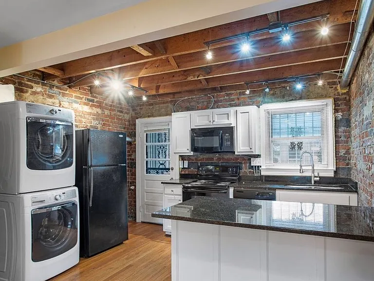 1220 Wallace St — Photo 2
