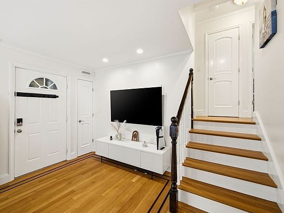4th image of 210 Nashua Rd