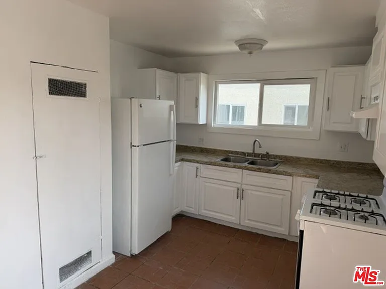 1499 W 35th Pl #4 — Photo 8