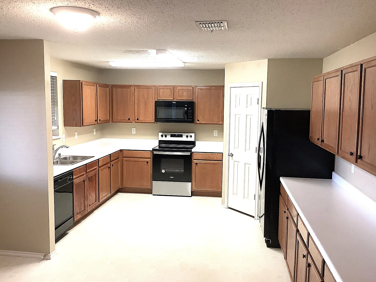 5 bed, 3.0 bath, 3440 sqft, $3,080 — Photo 2