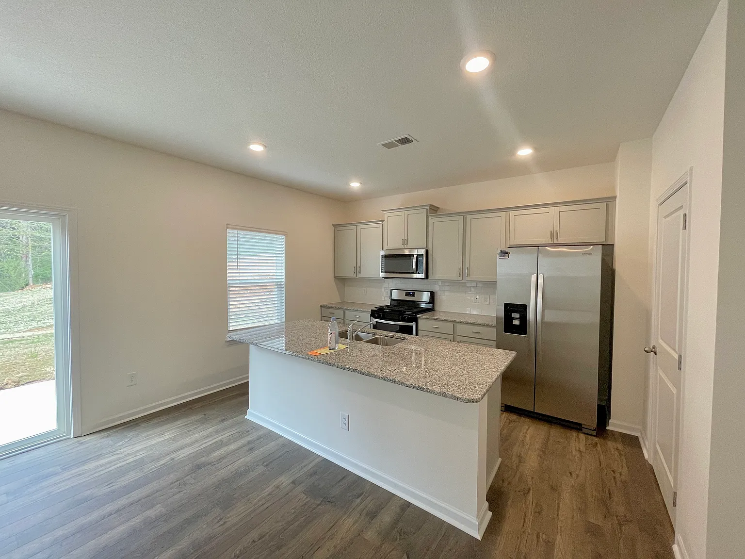 4 bed, 2.5 bath, 2072 sqft, $2,500 — Photo 2