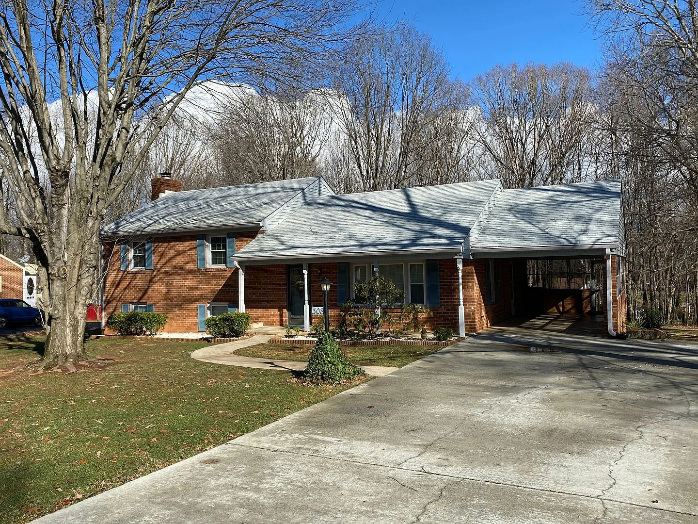 4 Bedroom Home in Lynchburg — Photo 2