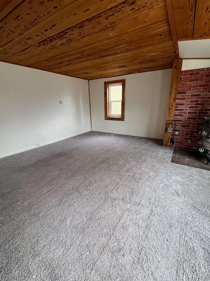 2 Bedroom 1 Bath with W/D Hook Ups! — Photo 3
