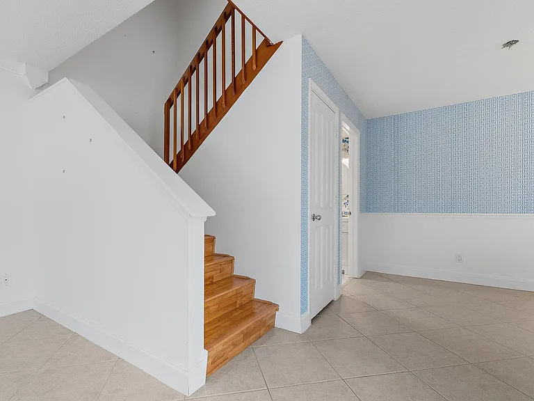 2406 SW Danbury Ln — Photo 18