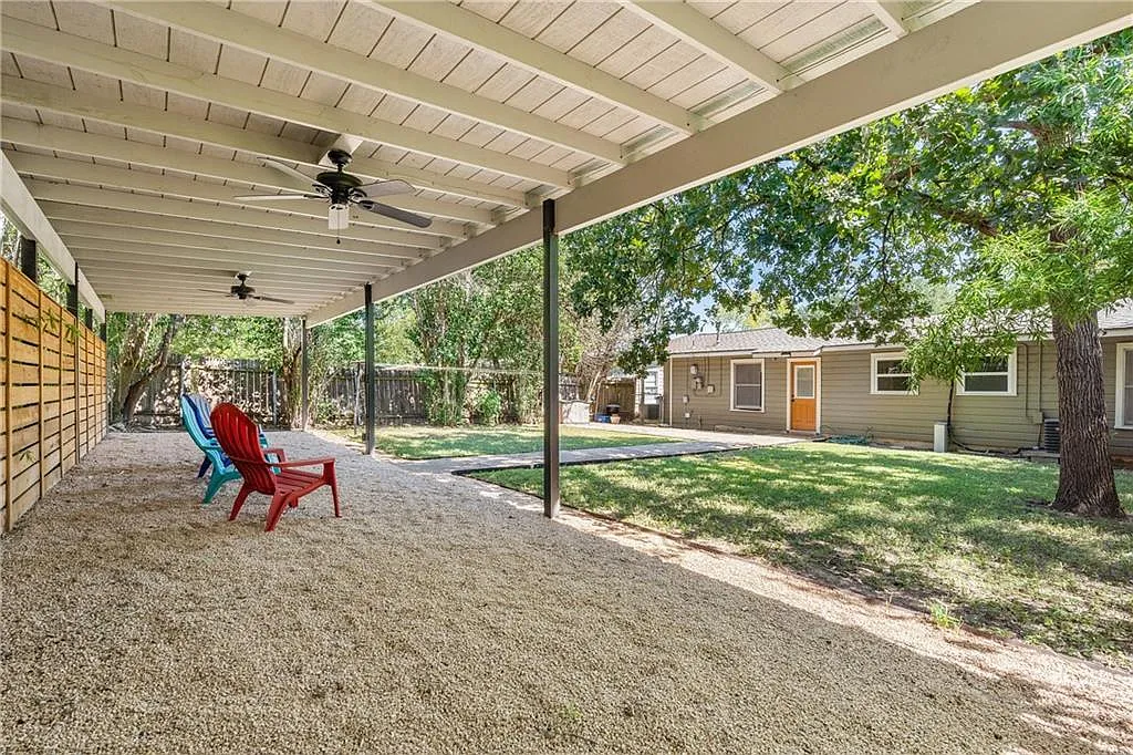 3 bed, 1.0 bath, 996 sqft, $2,995 — Photo 3