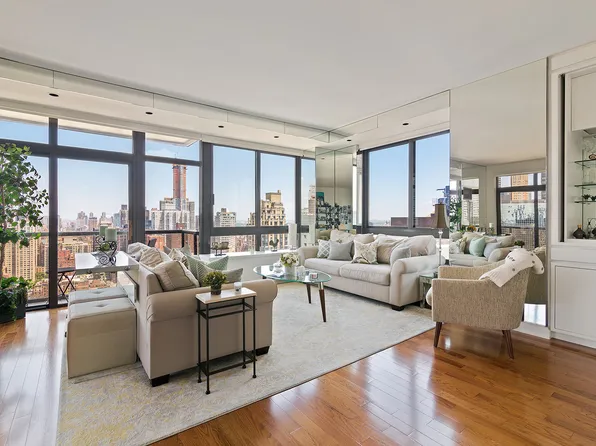 100 United Nations Plaza image 1 of 10