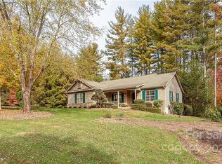 402 Pine Bark Ln, Hendersonville, NC 28739