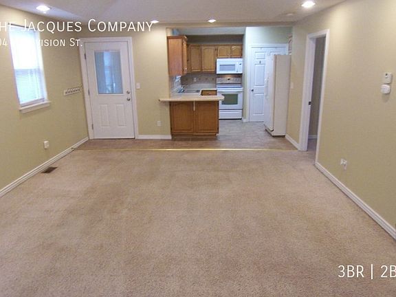 4th image of 604 W Division St