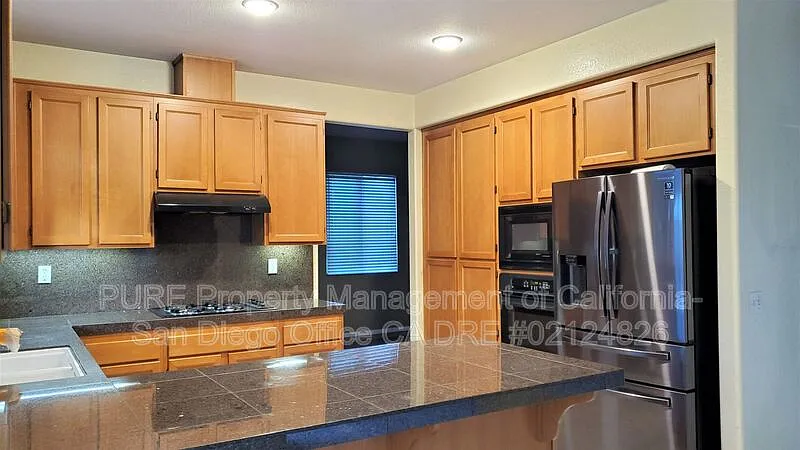 4 bed, 2.5 bath, 2427 sqft, $4,895 — Photo 4