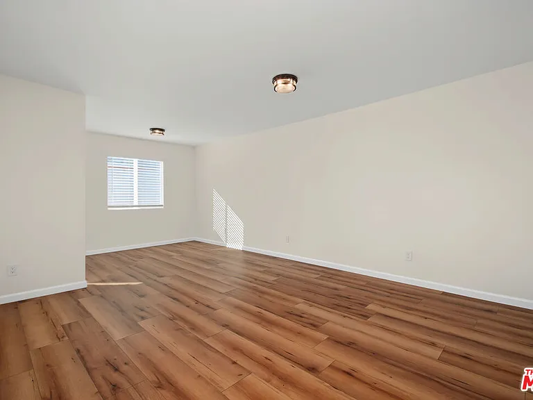11508 Fenton Ave — Photo 2