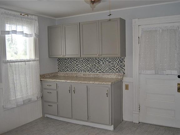 4th image of 102 Herbst Ave