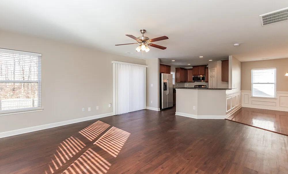 3 bed, 2.5 bath, 2151 sqft, $2,370 — Photo 3