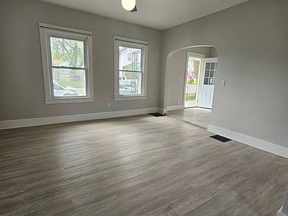 5th image of 1502 W Pleasant St #C7650795a