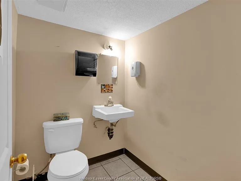 900 Ottawa St — Photo 17