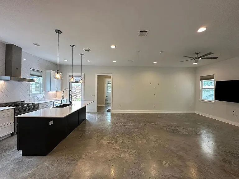 610 W 33rd St — Photo 5
