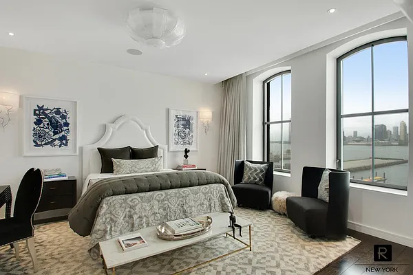 Sold by R New York | media 9