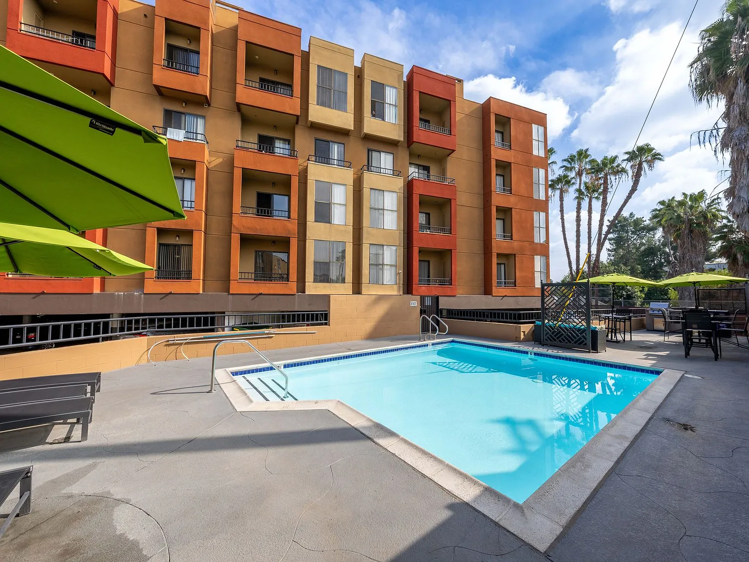 Diplomat Apartments — Photo 4