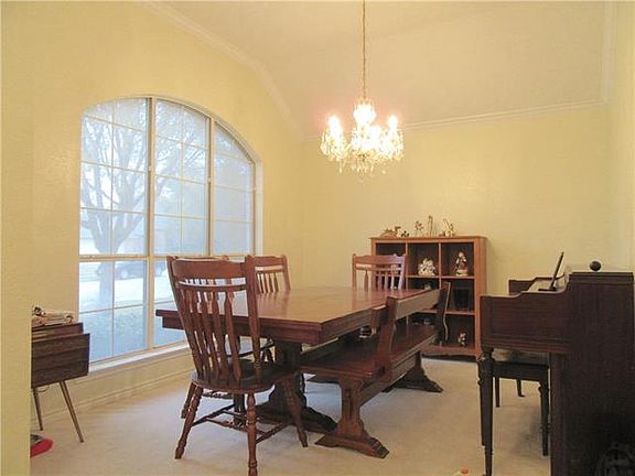 2nd image of 5821 Meadowcrest Ln