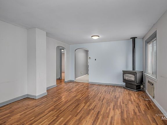 4th image of 710 Smith St S