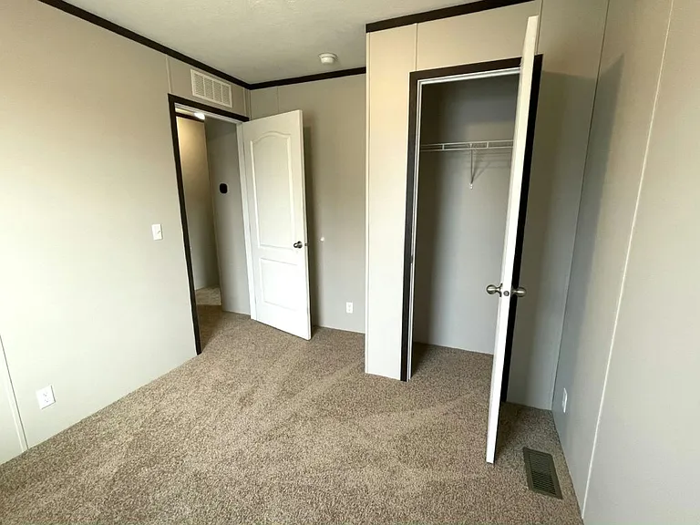 556 Linda Ln — Photo 12