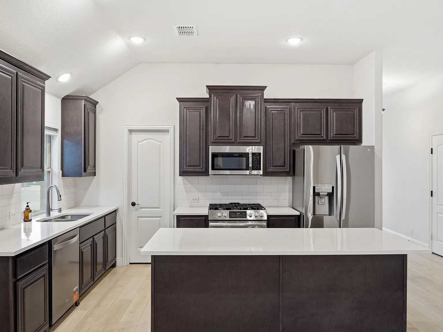 4 bed, 2454 sqft, $2,895 — Photo 2