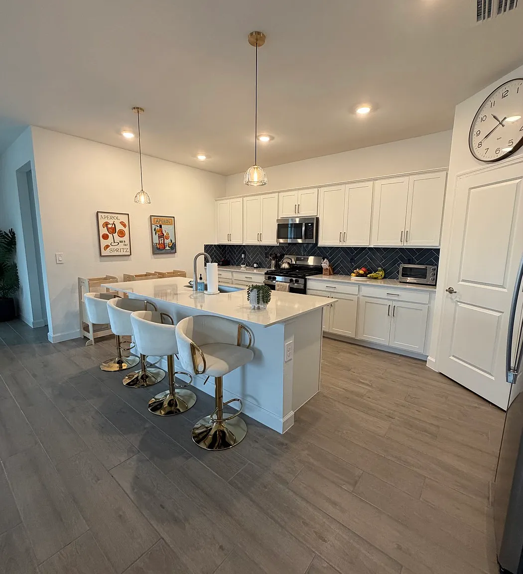 4 bed, $8,100 — Photo 1