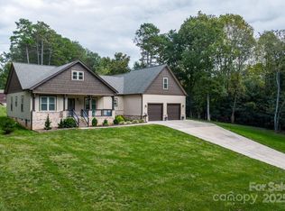 4850 Woodwinds Dr NE, Hickory, NC 28601