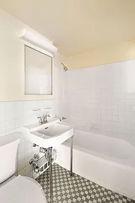 4th image of 305 E 72nd St #2F
