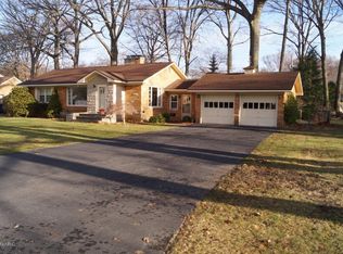 536 Wendover Blvd, Norton Shores, MI