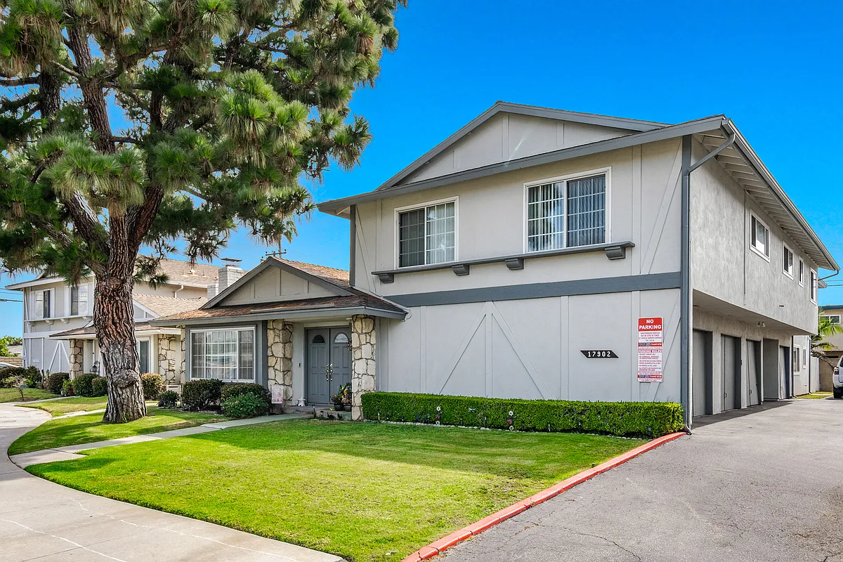 2 bed, 1.5 bath, 1050 sqft, $2,900 — Photo 2