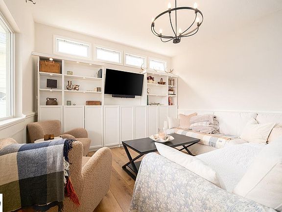 5th image of 13467 Center Rd