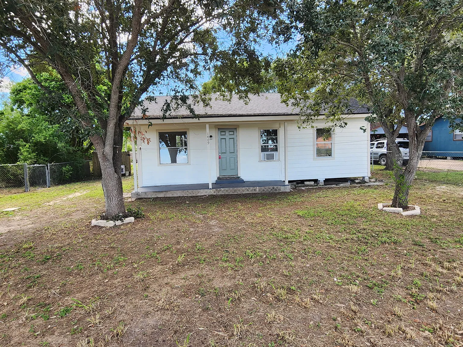 3 bed, 792 sqft, $975 — Photo 1