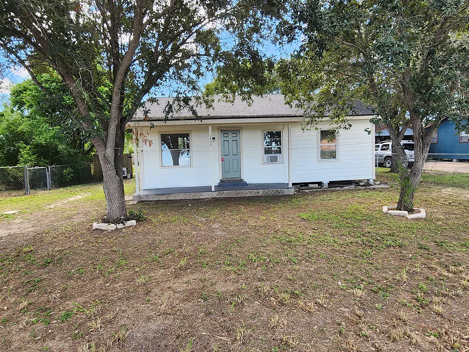 1409 E Santa Gertrudis St