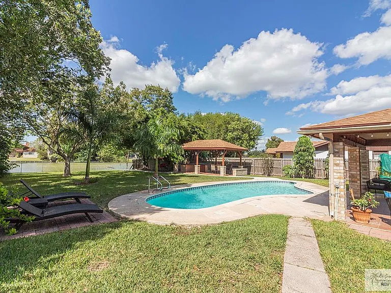328 Creekbend Dr — Photo 23