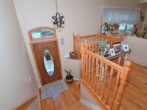 3rd image of 10 Jeffrey Ln
