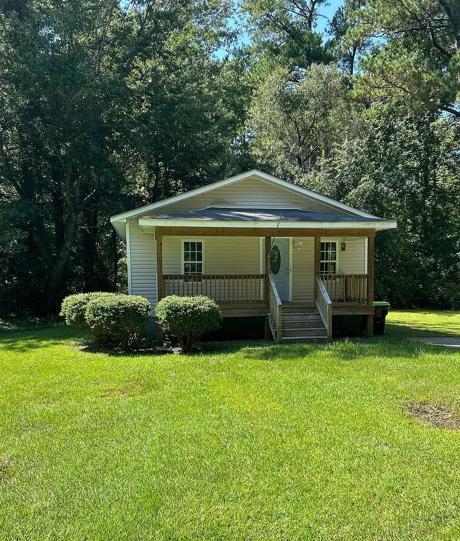 Charming 3 bed, 2 bath home in a great Murrayville location! — Photo 1