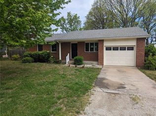 214 Sunflower Ln, Iola, KS 66749
