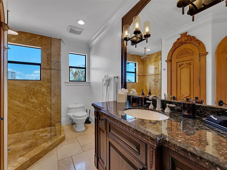 1011 Rhodes Villa Ave — Photo 9