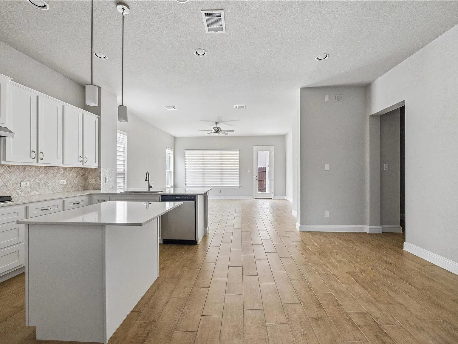 4 bed, 2.5 bath, 2381 sqft, $3,100 — Photo 3