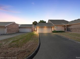 35509 Heritage Ln, Farmington, MI 48335