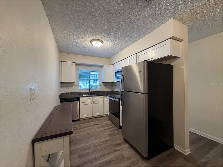 1740 W Walnut St — Photo 7