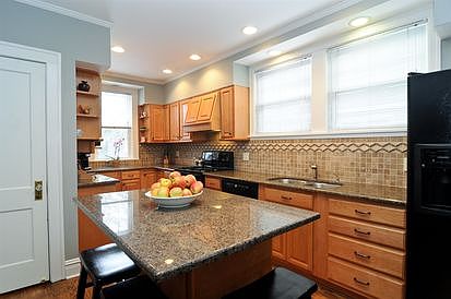 4th image of 206 W Saint James St
