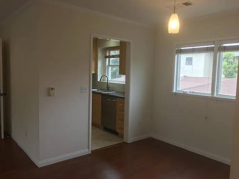 Diningroom to Kitchen