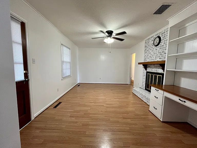513 E Main St — Photo 8