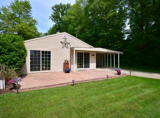 11281 Algonquin Dr, Pinckney, MI 48169