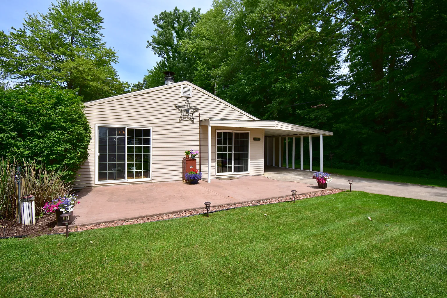 11281 Algonquin Dr photo 1