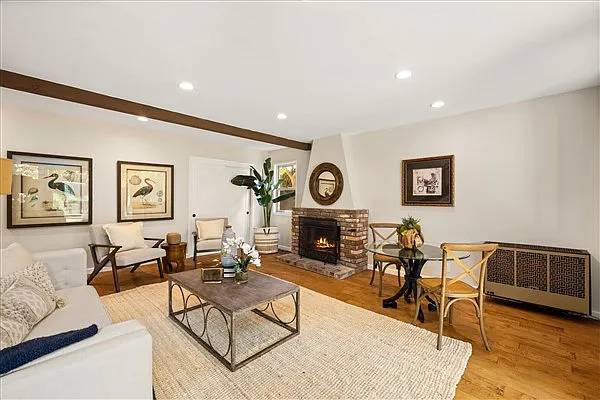 810 Gravilla Dr #B — Photo 2
