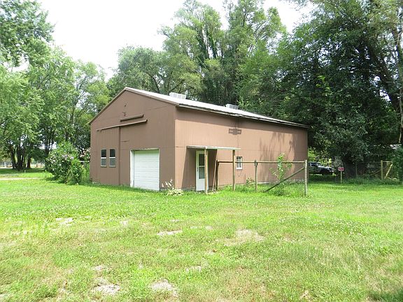 2nd image of 25035 Maple St