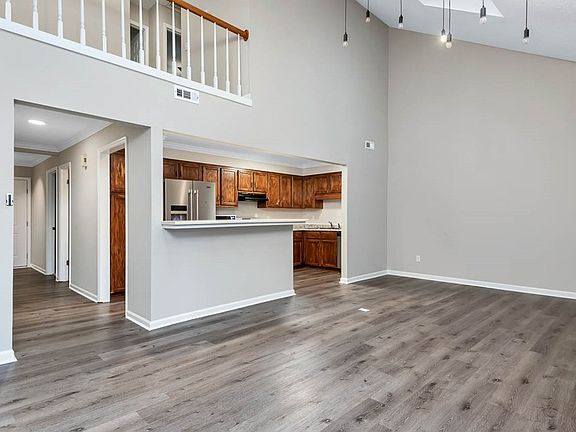 3rd image of 204 Woodcastle Dr