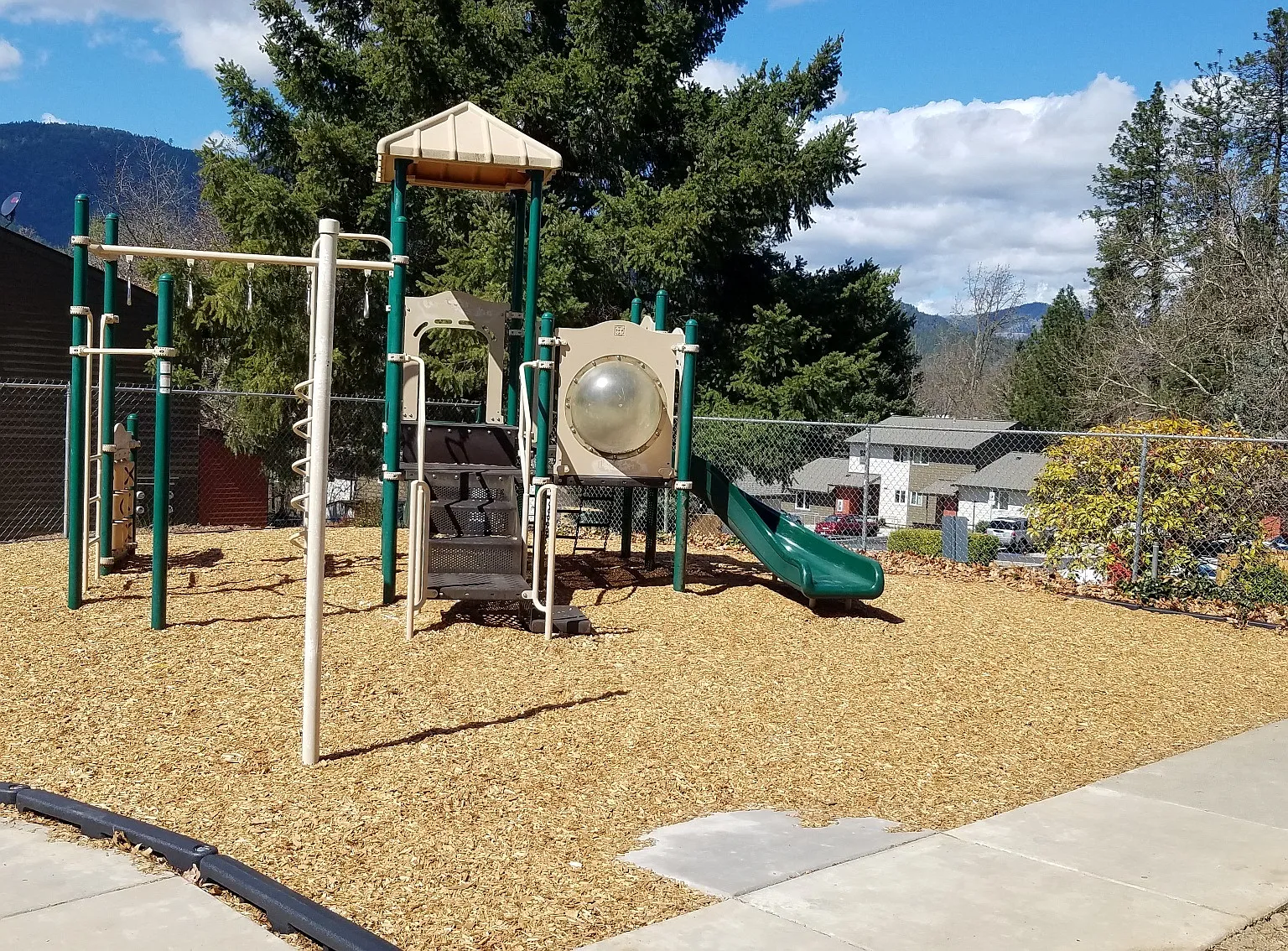 Valerie Hills — Photo 3